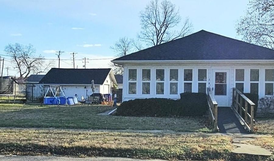 145 W 19TH St, Baxter Springs, KS 66713 - 3 Beds, 1 Bath