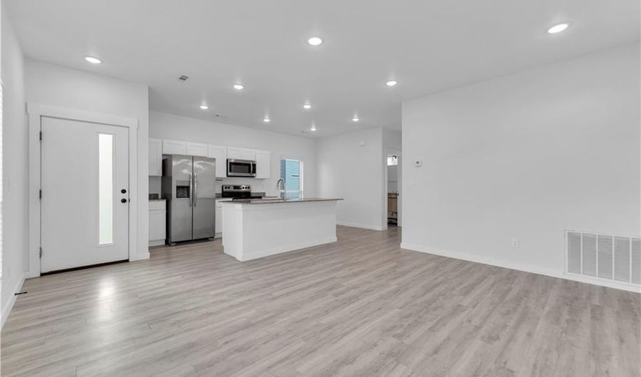 960 Illinois Ave, Bentonville, AR 72713 - 3 Beds, 2 Bath
