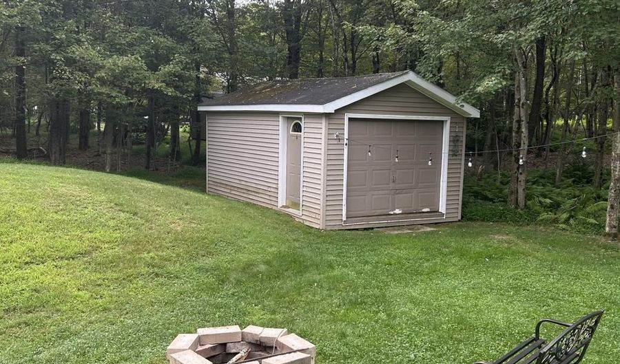 14 MINNIE HA HA Rd, Albrightsville, PA 18210 - 4 Beds, 3 Bath