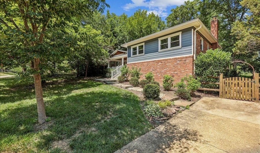 8109 BAINBRIDGE Rd, Alexandria, VA 22308 - 4 Beds, 4 Bath