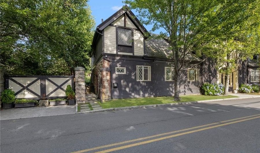 78 Coggeshall Ave 3, Newport, RI 02840 - 2 Beds, 2 Bath