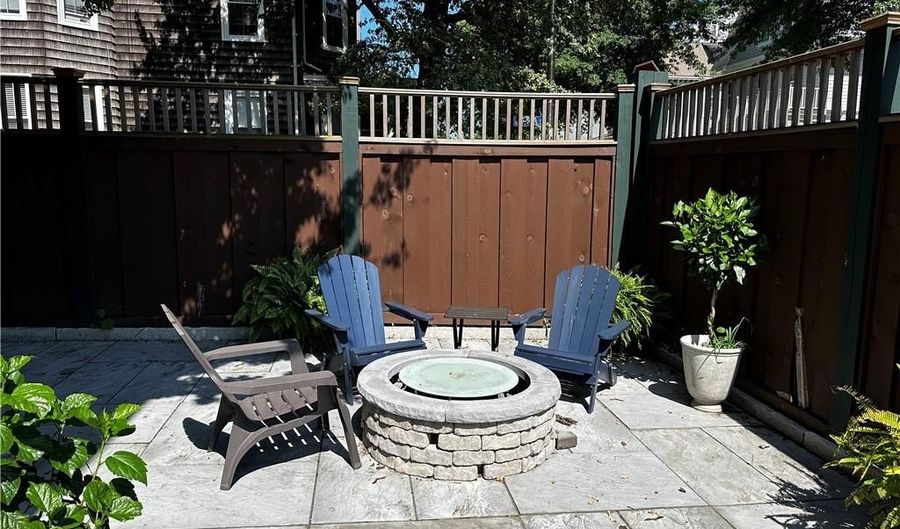 17 Lincoln St, Newport, RI 02840 - 4 Beds, 3 Bath