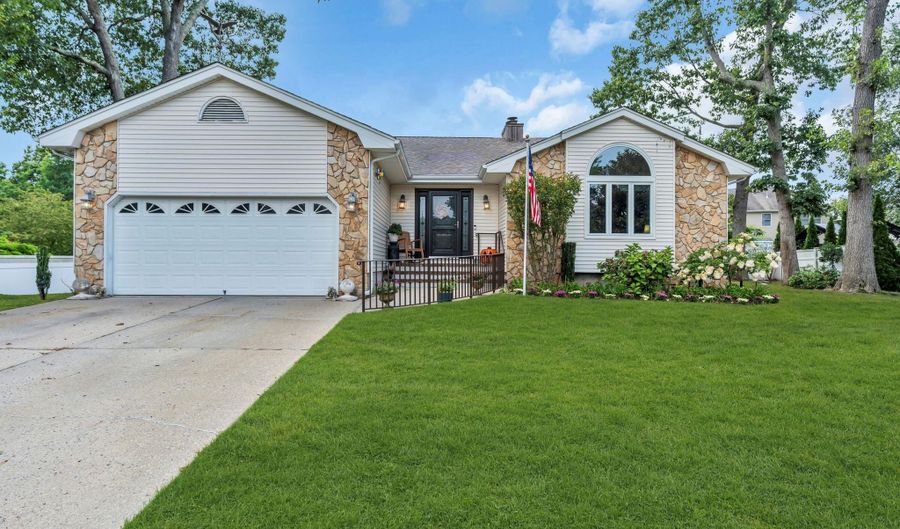 8 Laurel Ln, Bayville, NJ 08721 - 5 Beds, 2 Bath