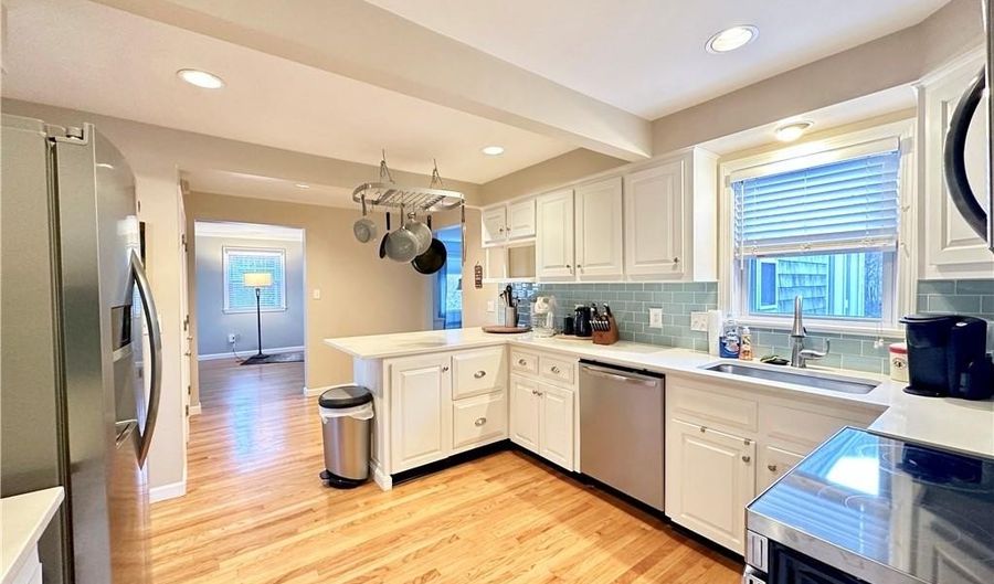 24 High St, Middletown, RI 02842 - 3 Beds, 3 Bath