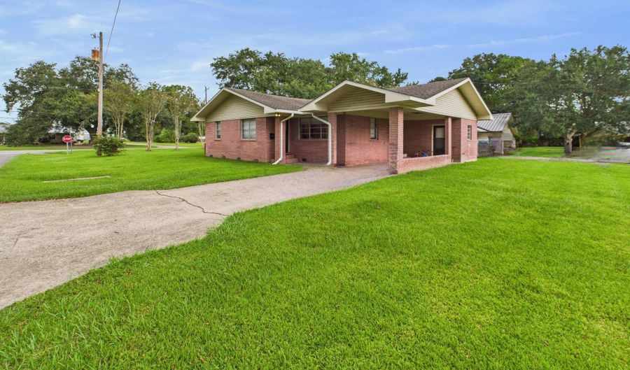 1016 Grace St, Abbeville, LA 70510 - 3 Beds, 2 Bath