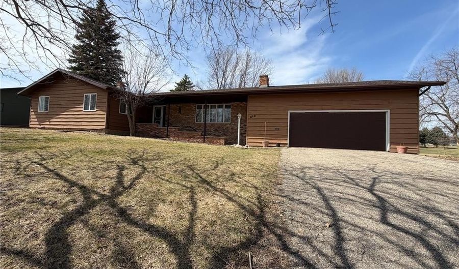 613 Pennsylvania Ave, Adrian, MN 56110 - 4 Beds, 3 Bath