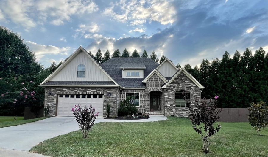 409 Shadow Oak Ct, Boiling Springs, SC 29316 - 4 Beds, 3 Bath