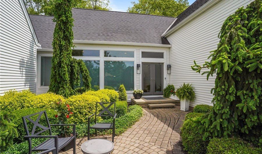 255 Bonnie Ln, Aurora, OH 44202 - 4 Beds, 5 Bath