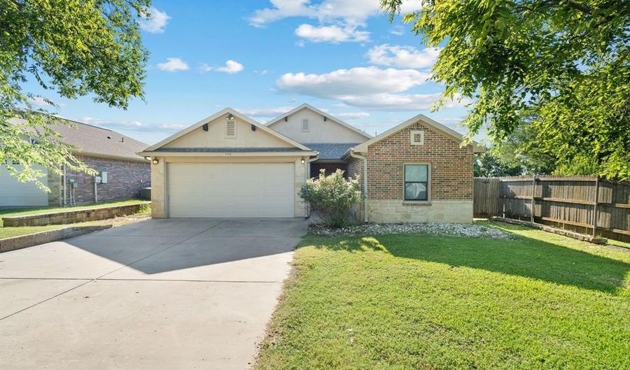405 Magnolia St, Hico, TX 76457 - 3 Beds, 2 Bath