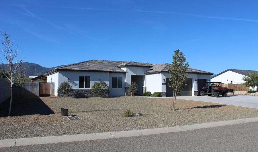 1183 W WHITE HAWK Dr, Camp Verde, AZ 86322 - 4 Beds, 3 Bath