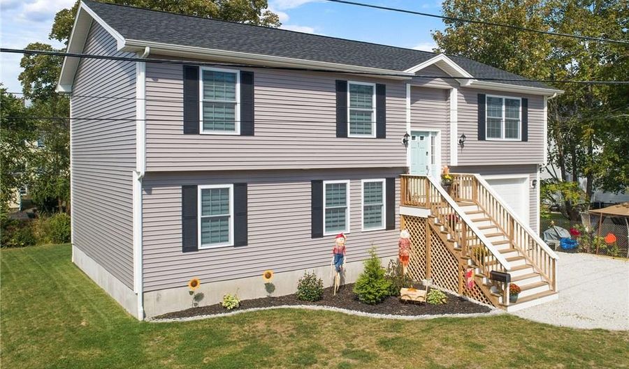 1 Bay St, Bristol, RI 02809 - 5 Beds, 3 Bath