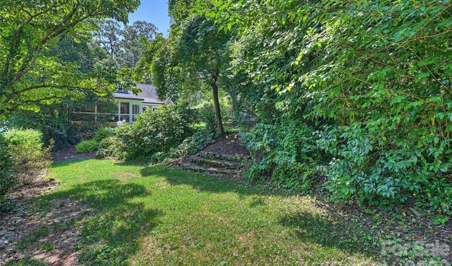 1633 Nassau Blvd, Charlotte, NC 28205 - 3 Beds, 3 Bath