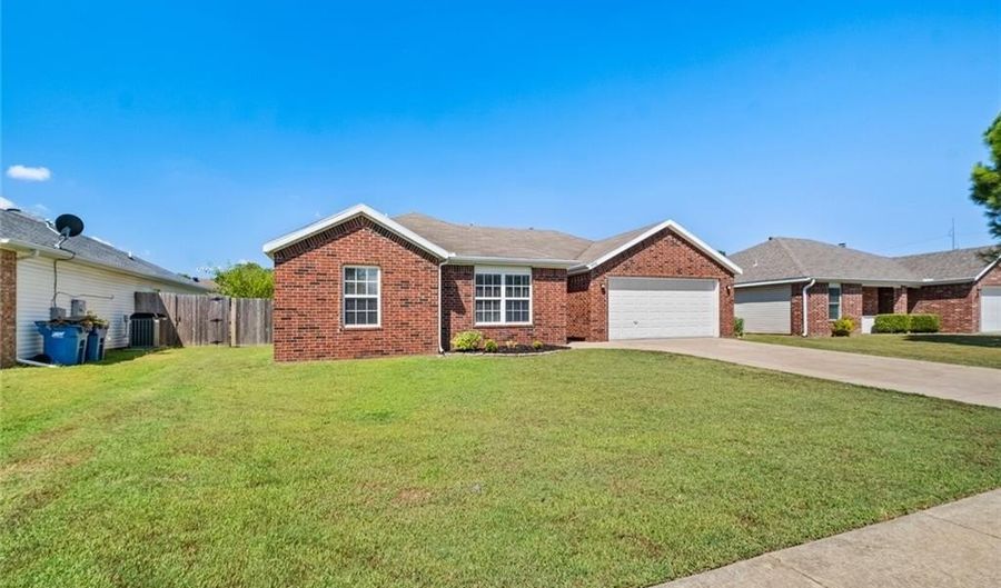 906 SW Summit Chase Rd, Bentonville, AR 72712 - 4 Beds, 2 Bath