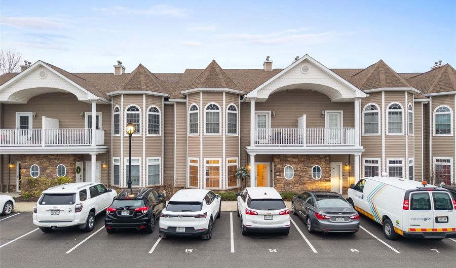 5 Jacqueline Way, North Babylon, NY 11703 - 2 Beds, 2 Bath