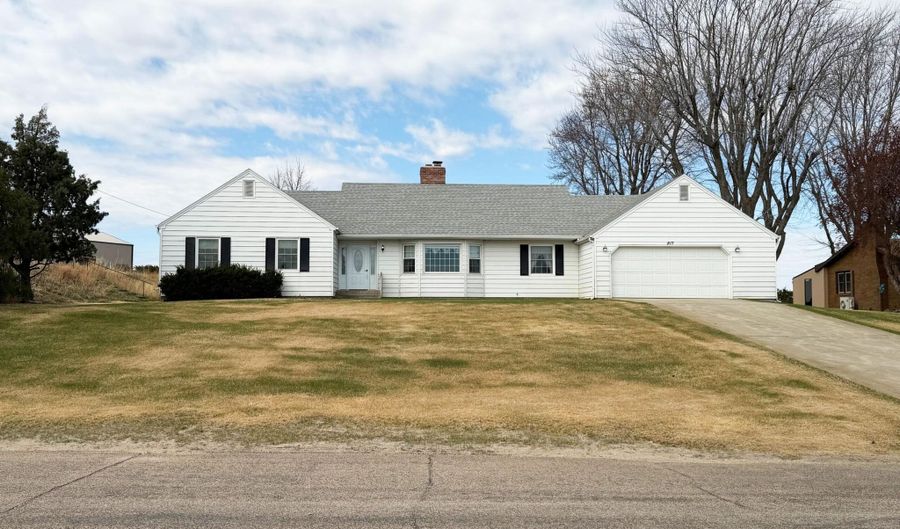 817 Skyline Dr, Bassett, NE 68714 - 4 Beds, 2 Bath
