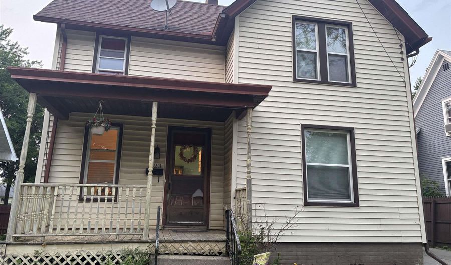 823 E Hunt, Adrian, MI 49221 - 4 Beds, 2 Bath