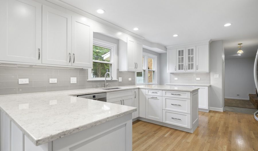 5 S Windsor Dr, Arlington Heights, IL 60004 - 4 Beds, 3 Bath