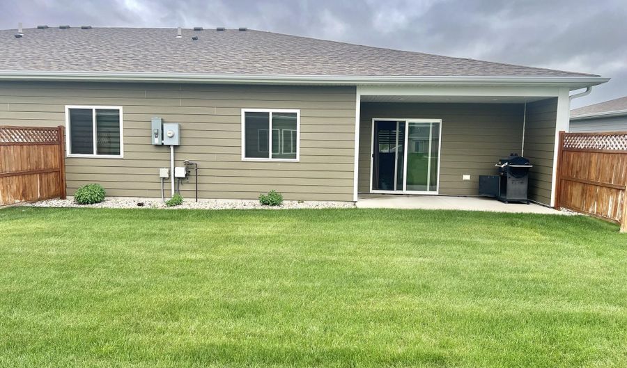 1715 SE 20th Ave, Aberdeen, SD 57401 - 2 Beds, 2 Bath