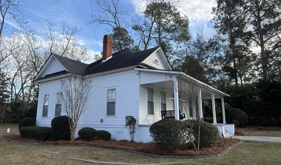 646 McLendon St, Ashburn, GA 31714 - 3 Beds, 2 Bath