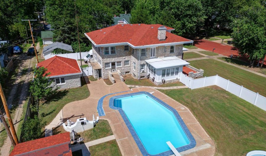 411 N B St, Arkansas City, KS 67005 - 5 Beds, 4 Bath