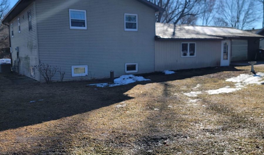 3981 4TH St, Amherst Junction, WI 54407 - 2 Beds, 2 Bath