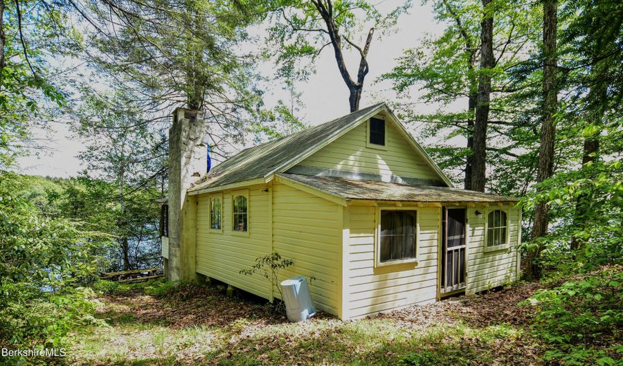 18 Osceola Dr, Becket, MA 01223 - 1 Beds, 1 Bath