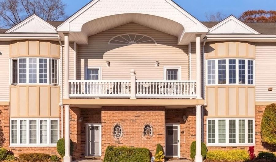 6 Sarah Ct, Amityville, NY 11701 - 2 Beds, 2 Bath