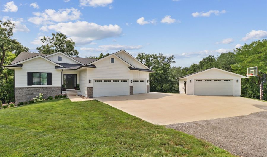 24261 Trail Ridge Ct, Adel, IA 50003 - 4 Beds, 4 Bath