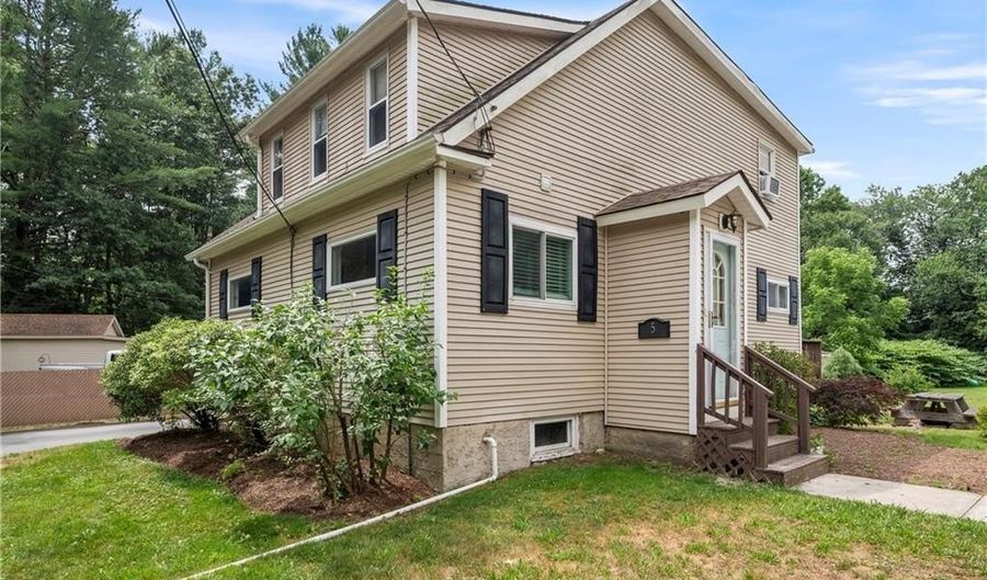 5 Harding St, Coventry, RI 02816 - 3 Beds, 2 Bath
