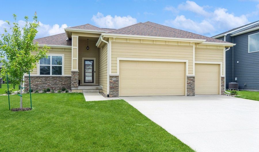 210 31st St SE, Altoona, IA 50009 - 4 Beds, 3 Bath