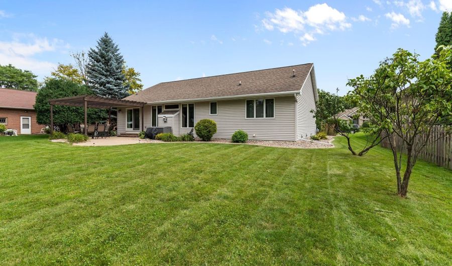 993 S CROCUS Ln, Appleton, WI 54914 - 3 Beds, 3 Bath