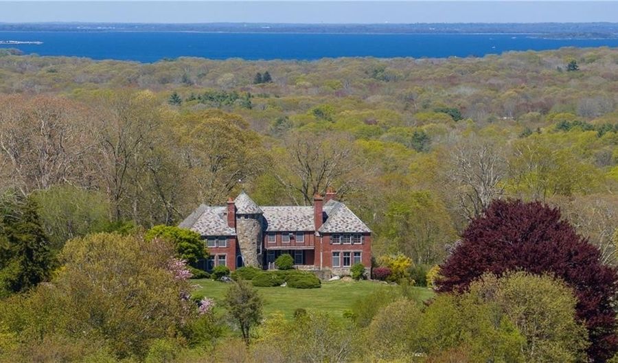 2180 Tower Hill Rd, North Kingstown, RI 02874 - 6 Beds, 4 Bath