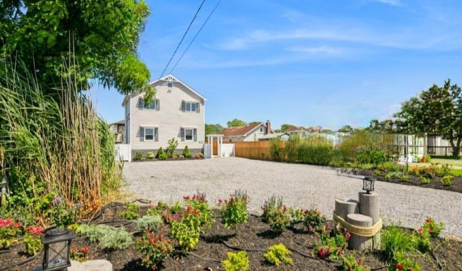 282 S Ketcham Ave, Amityville, NY 11701 - 3 Beds, 2 Bath