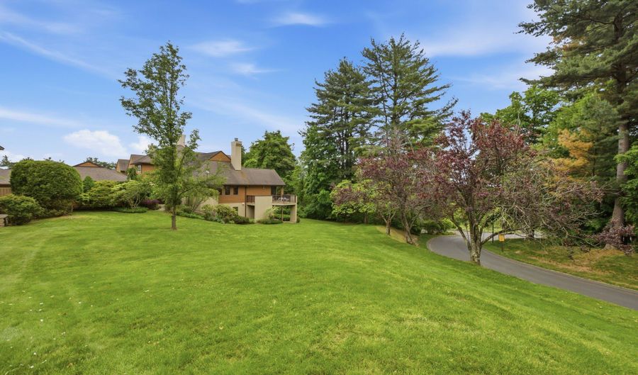 4 Biltmore Park 4, Bloomfield, CT 06002 - 4 Beds, 5 Bath