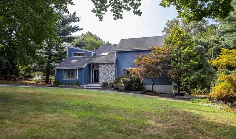 7 Cormorant Dr, Middletown, NJ 07748 - 5 Beds, 4 Bath