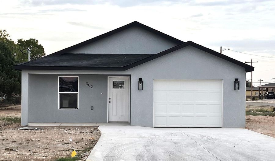 302 W Rose St, Carlsbad, NM 88220 - 3 Beds, 2 Bath