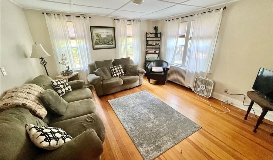 327 Spring St 2, Newport, RI 02840 - 3 Beds, 1 Bath