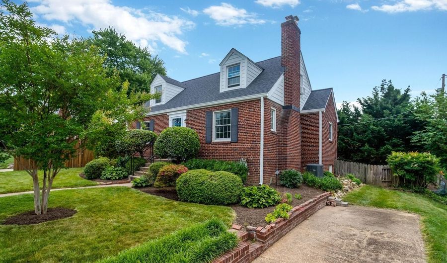 5028 25TH St N, Arlington, VA 22207 - 3 Beds, 2 Bath