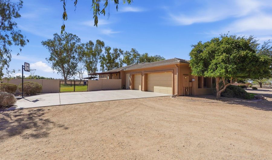 1793 N BIANCO Rd, Casa Grande, AZ 85193 - 4 Beds, 4 Bath
