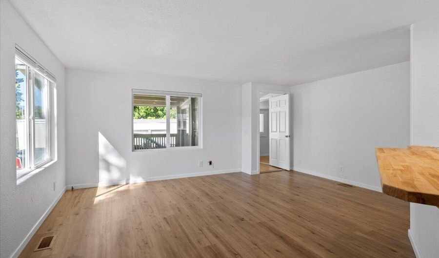 939 S Valley View Rd UNIT 12, Ashland, OR 97520 - 2 Beds, 2 Bath