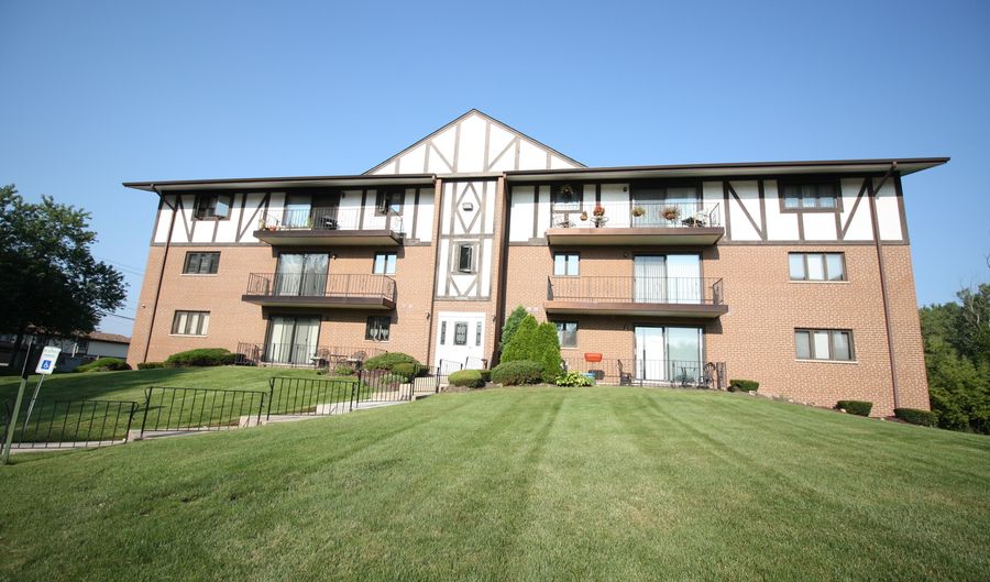 11000 S THERESA Cir 2A, Palos Hills, IL 60465 - 2 Beds, 2 Bath