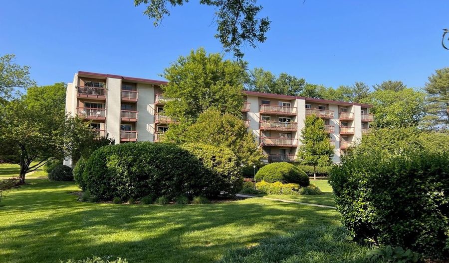 7400 LAKEVIEW Dr #N208, Bethesda, MD 20817 - 3 Beds, 2 Bath