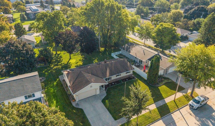 2512 N CHESTWOOD Ct, Appleton, WI 54911 - 3 Beds, 2 Bath