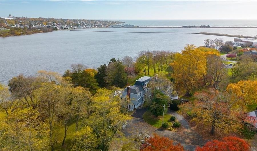 44 Bliss Mine Rd 4, Middletown, RI 02842 - 2 Beds, 3 Bath