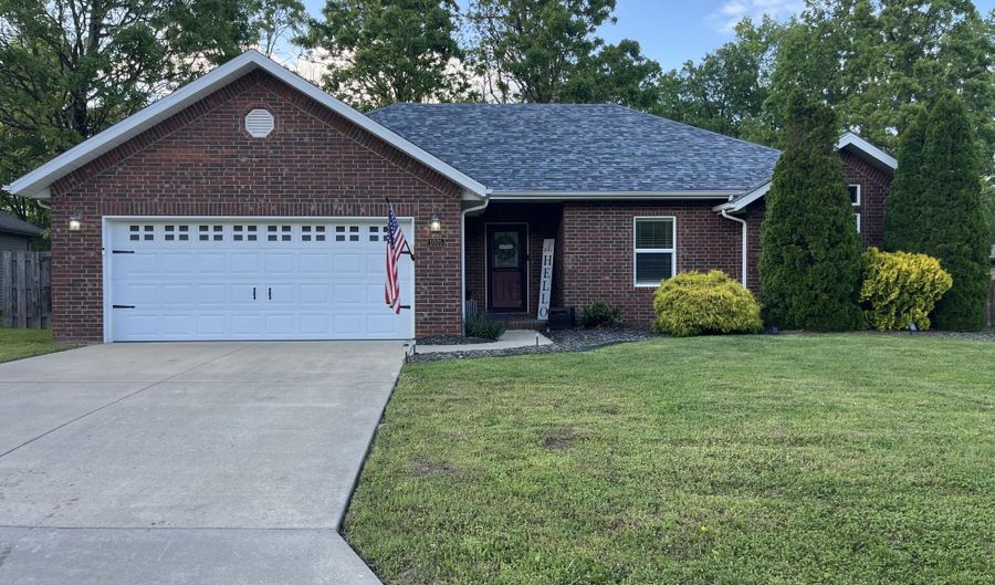 1025 Nickolas St, Aurora, MO 65605 - 3 Beds, 2 Bath