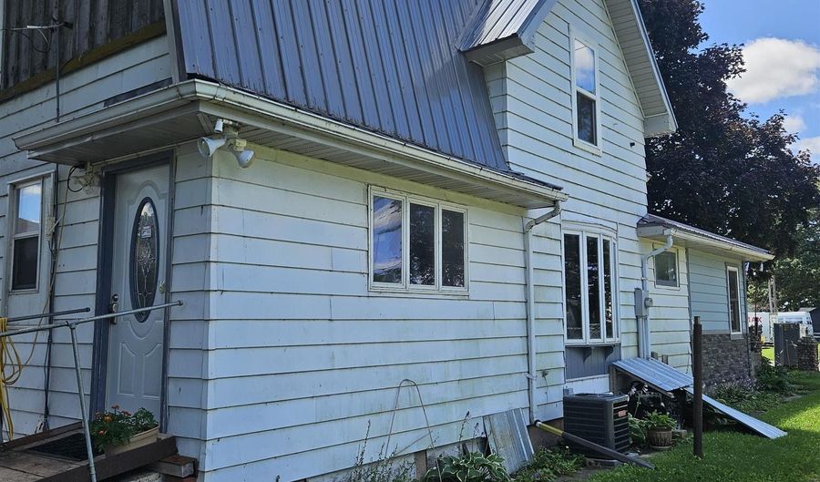 270 Iowa St, Arnolds Park, IA 51331 - 4 Beds, 1 Bath