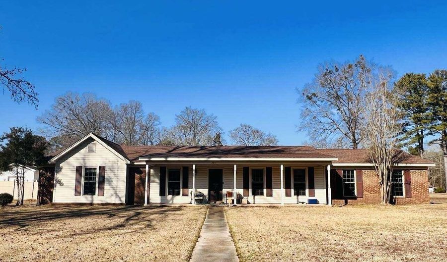 303 Bellview Dr, Aberdeen, MS 39730 - 3 Beds, 3 Bath
