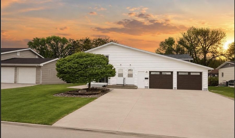 1512 S 5th St, Aberdeen, SD 57401 - 4 Beds, 2 Bath
