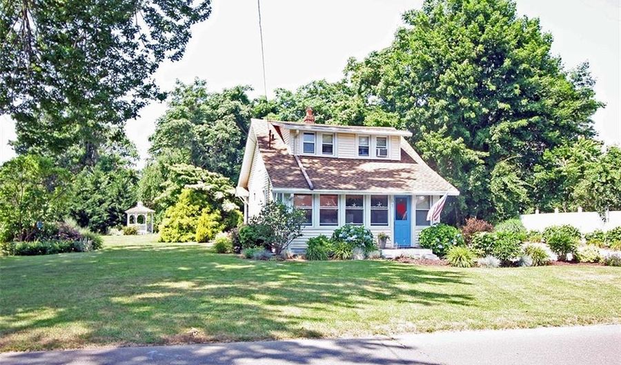 61 Ingham Hill Rd, Old Saybrook, CT 06475 - 1 Beds, 2 Bath