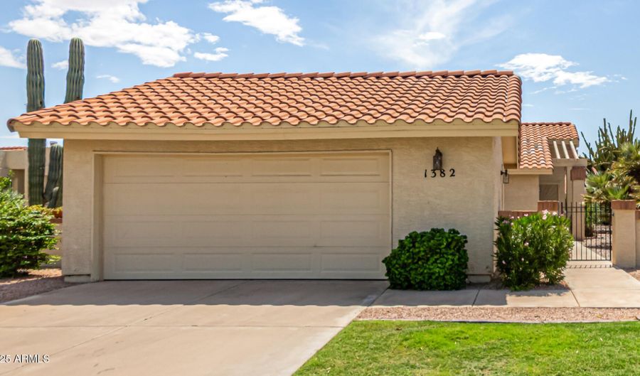1382 N TAMARISK Dr, Chandler, AZ 85224 - 2 Beds, 2 Bath